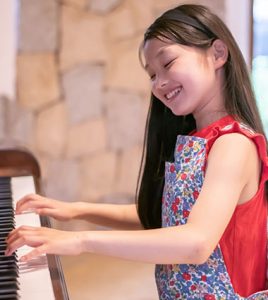 ピアノを弾く女の子