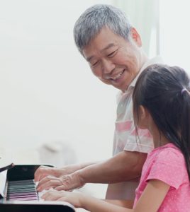 ピアノを弾くおじいさん