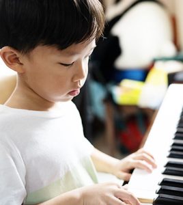 ピアノを弾く男の子