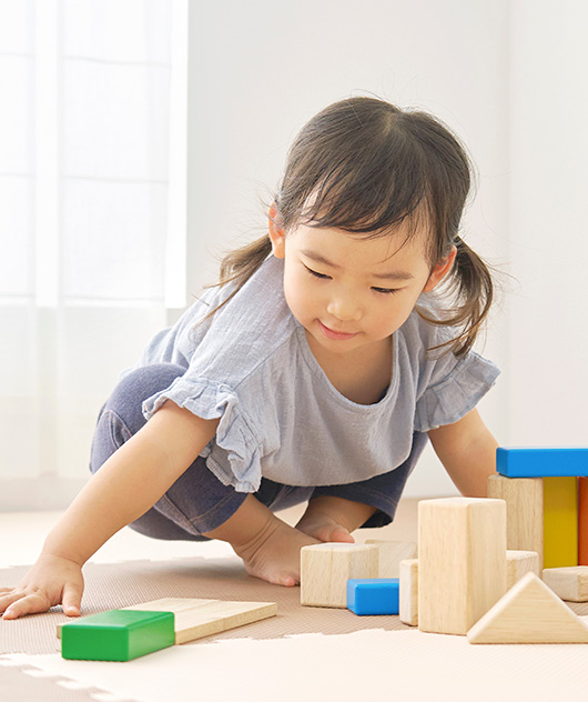 積み木を積むこども